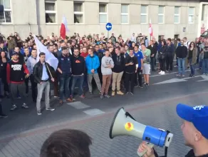 Przyśpiewki na manifestacji przeciwko imigrantom w Gdyni