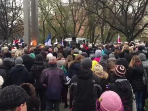 Tłum pod pomnikiem w Gdyni