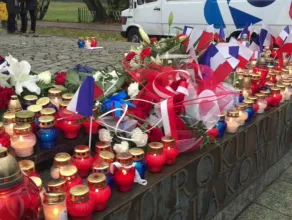 Znicze pod pomnikiem w Gdyni - solidarność z ofiarami w Paryżu