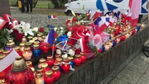 Znicze pod pomnikiem w Gdyni - solidarność z ofiarami w Paryżu