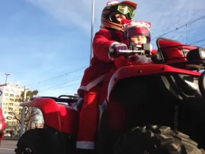 Mikołaje na motocyklach witają się z dziećmi