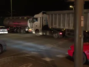 Ciężarówka zablokowała skrzyżowanie