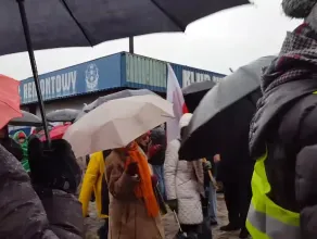 Kontrmanifestanci opuszczają plac Solidarności