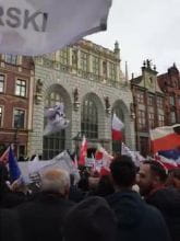 Manifestacja i flagi na Długim Targu w Gdańsku
