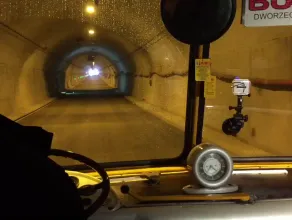 Zabytkowy autobus przejechał tunelem pod Martwą Wisłą
