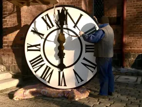 Montaż zegarów na wieży kościoła św. Franciszka w Gdańsku