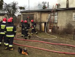 Strażacy gaszą dom jednorodzinny w Gdańsku