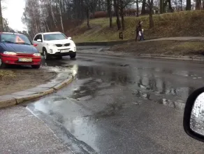 Samochód utrudnia wjazd na ul. Dąbrowskiego