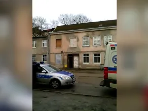 Służby przyjechały do mężczyzny, który wszedł na dach przy ul. Kartuskiej