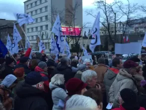 Manifestacja KOD na placu Grunwaldzkim w Gdyni