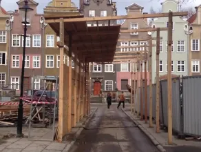 Drewniana brama na ul. Krowiej w Gdańsku