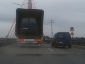 Czy tak się w Gdańsku przewozi samochody?