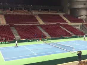 Polscy tenisiści trenują na korcie w Ergo Arenie 