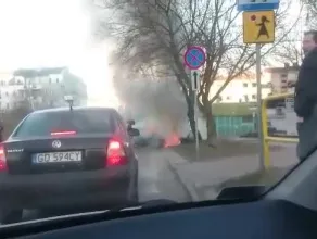 Spłonął samochód po uderzeniu w drzewo