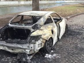 Doszczętnie spalony samochód na Dolnym Mieście