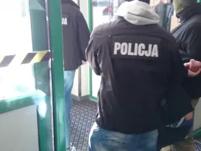 Policja wyprowadza z sądu aresztowanych za próbę zakupu kałasznikowów