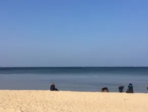 Spacerowicze na plaży w Brzeźnie