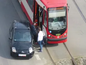 Skutki kolizji tramwaju z autem na Wałach Piastowskich