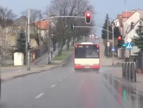 Autobus przejeżdża na czerwonym świetle