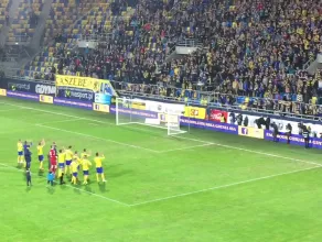 Piłkarze i kibice Arki wspólnie cieszą się z wygranej nad GKS Bełchatów 