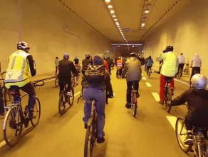 Rowerzyści pojechali przez tunel pod Martwą Wisłą