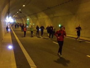 Biegacze w tunelu pod Martwą Wisłą