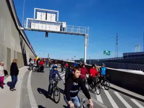 Upadek rowerzysty na dniu otwartym Tunelu pod Martwą Wisłą