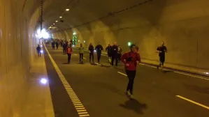 Biegacze w tunelu pod Martwą Wisłą