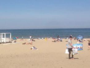 Pierwsze parawany na plaży w Sopocie