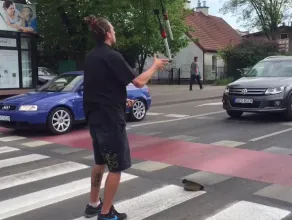 Żongler na przejściu dla pieszych