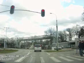 Przyjezdni ignorują czerwone światło