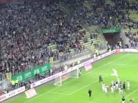 Radość piłkarzy i kibiców Lechii Gdańsk po zwycięstwie nad Legią Warszawa 2:0