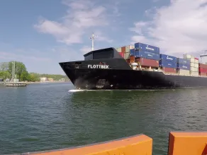Duży kontenerowiec Flottbek wpłynął do gdyńskiego portu