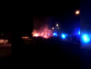 Dogaszanie pożaru czterech aut we Wrzeszczu