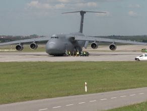 Samolot transportowy armii amerykańskiej na lotnisku w Gdańsku