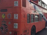 Specjalny autokar z kibicami z Holandii pod stadionem w Gdańsku