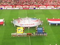 Polscy kibice klaszczą podczas hymnu Holandii