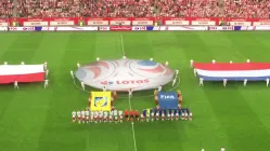 Polscy kibice klaszczą podczas hymnu Holandii