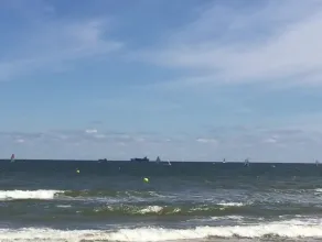 Silny wiatr na plaży w Sopocie. Kite'y gotowe do odlotu