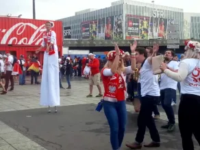 Polscy kibice bawią się w Paryżu przed meczem z Niemcami