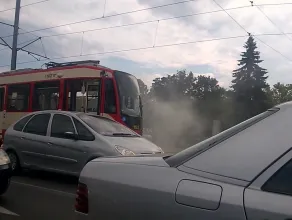 Eskorta dymiącego się tramwaju