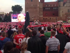 Hymn Polski przed meczem z Portugalia w strefie kibica w Gdańsku 