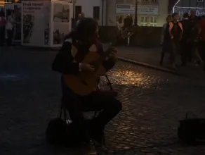 Gitarzysta z Zielonego Mostu gra Bacha