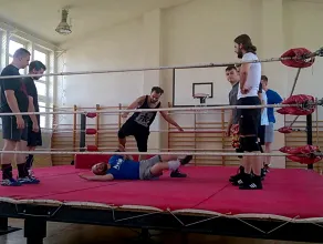 Migawka z treningu wrestlingu podczas letniego obozu w Gdyni
