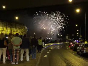 Burza fajerwerków przy gdańskim stadionie