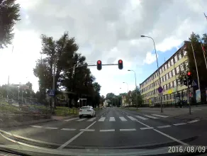 Kierowca przejeżdża na czerwonym świetle