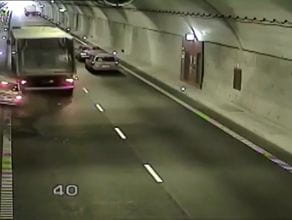 Ciężarówka spycha auto na ścianę tunelu pod Martwą Wisłą