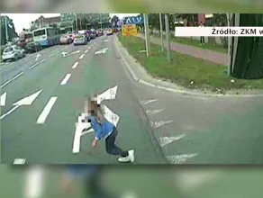 Dziewczynka wbiegła za deskorolką wprost pod autobus