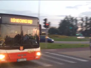 Uśmiechnięty autobus mknie przez al. Havla
