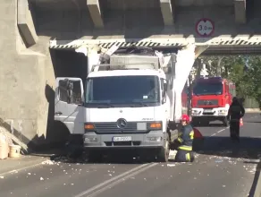 Ciężarówka uderzyła w wiadukt na Stryjskiej